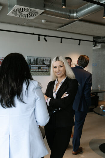 Menschen in Businesskleidung unterhalten sich